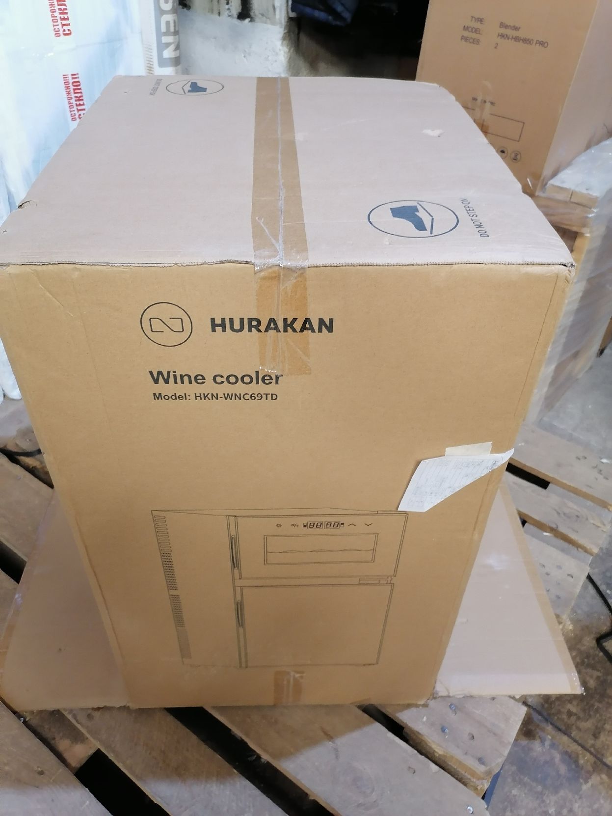 Винный шкаф Hurakan HKN-WNC69TD выставочный (218442)