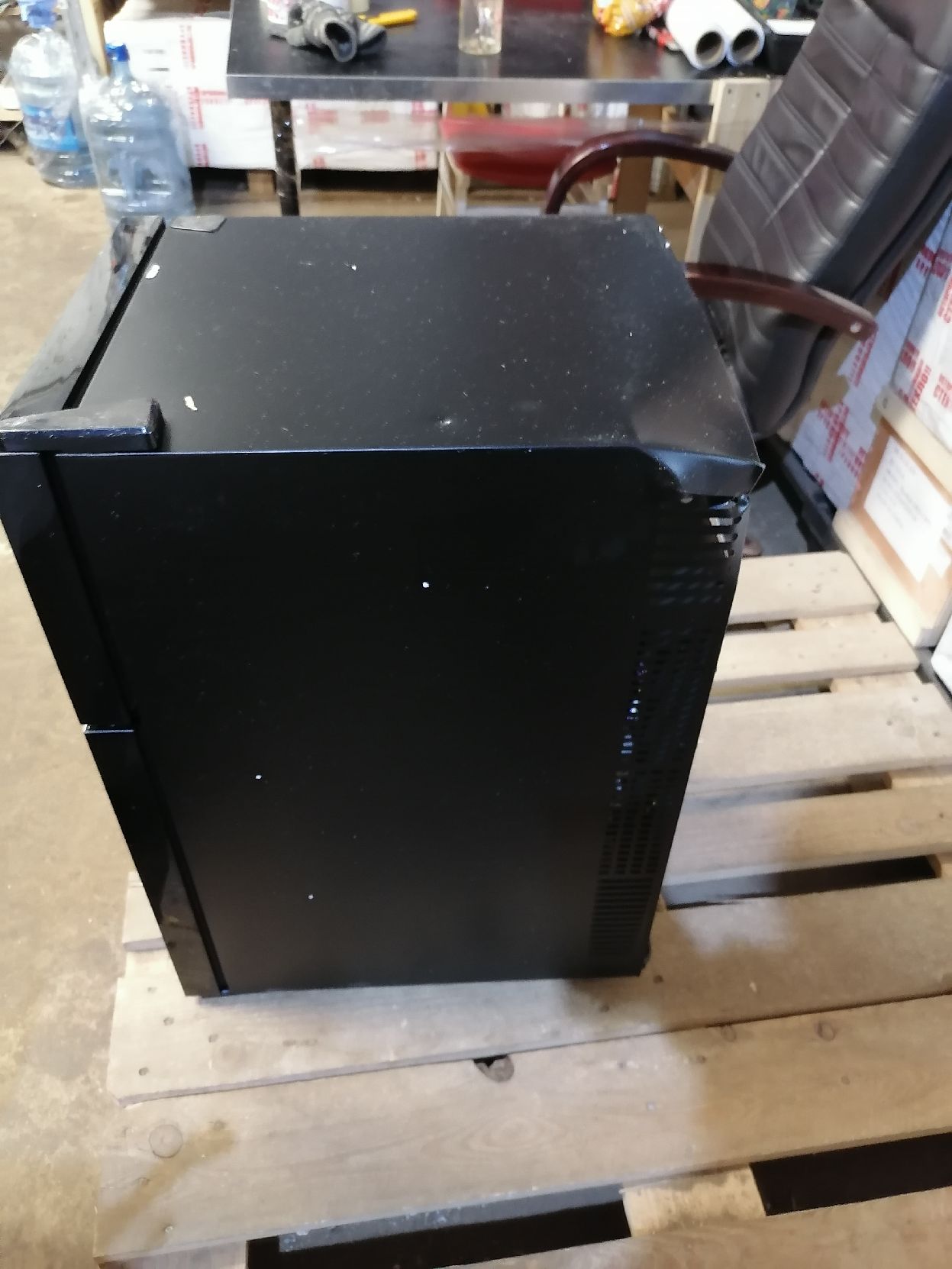 Винный шкаф Hurakan HKN-WNC69TD выставочный (218442)