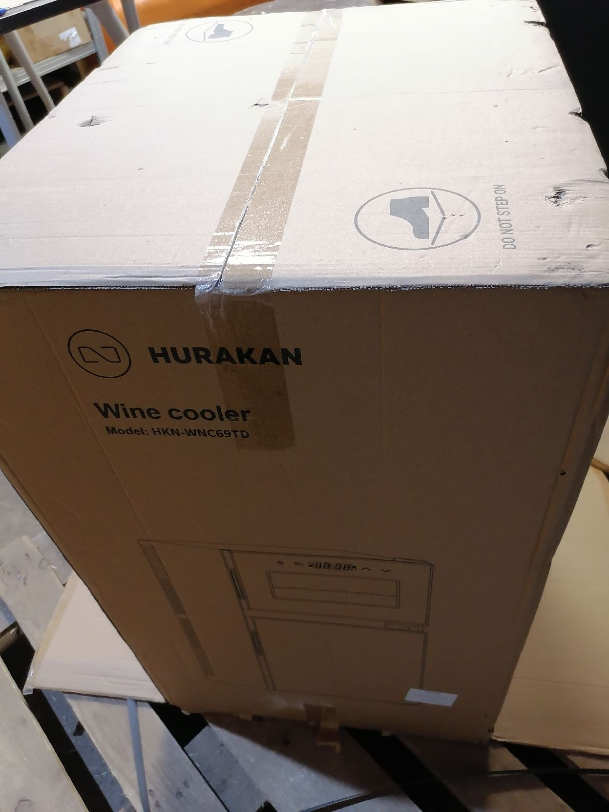 Винный шкаф Hurakan HKN-WNC69TD выставочный (218442)