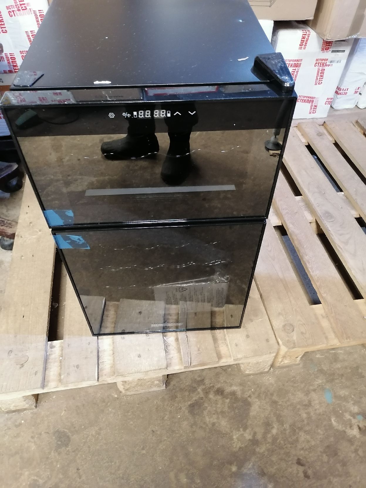 Винный шкаф Hurakan HKN-WNC69TD выставочный (218442)