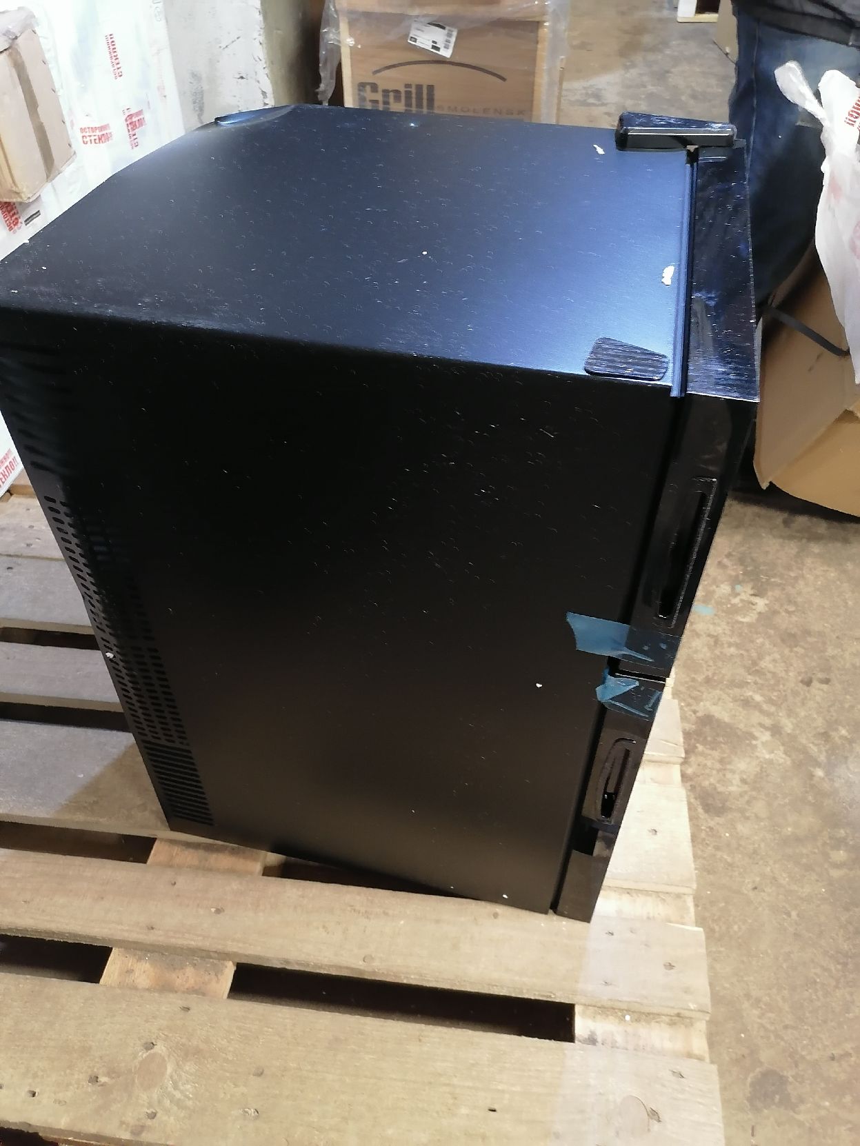 Винный шкаф Hurakan HKN-WNC69TD выставочный (218442)