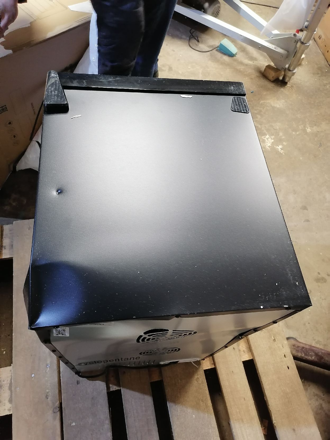 Винный шкаф Hurakan HKN-WNC69TD выставочный (218442)